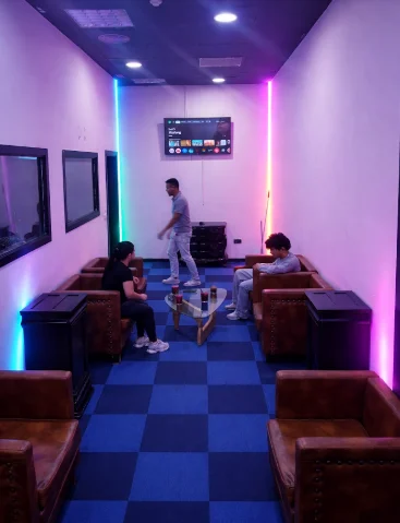 Sala de Karaoke VIP privada con luces neón