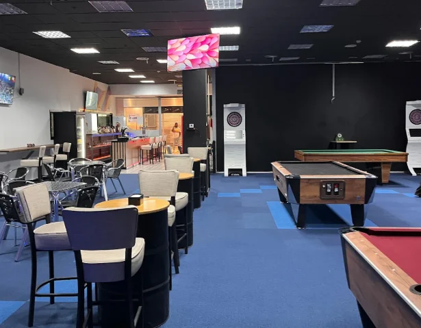 Salón de POOL Bar con mesas de billar y dardos